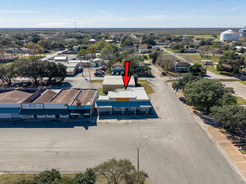 More Photos Of 102 & 106 Wood ave, Woodsboro Storefront For Sale