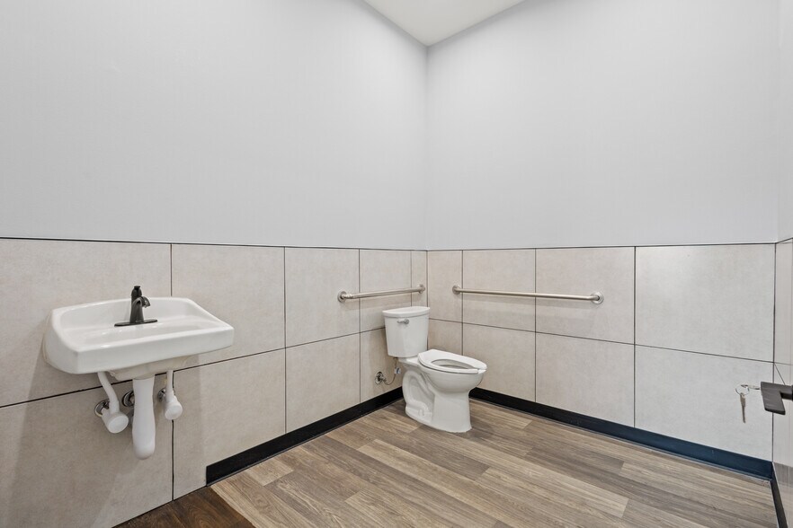 More Photos Of 800 N Plano Rd, Richardson Medical For Sale