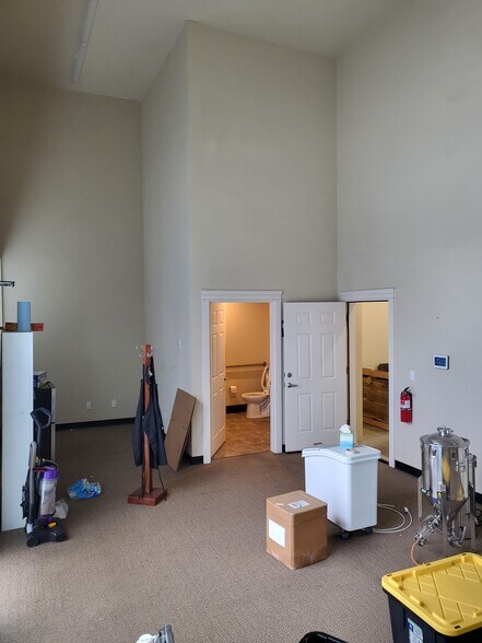 More Photos Of 13131 Mukilteo Speedway, Lynnwood Warehouse For Lease