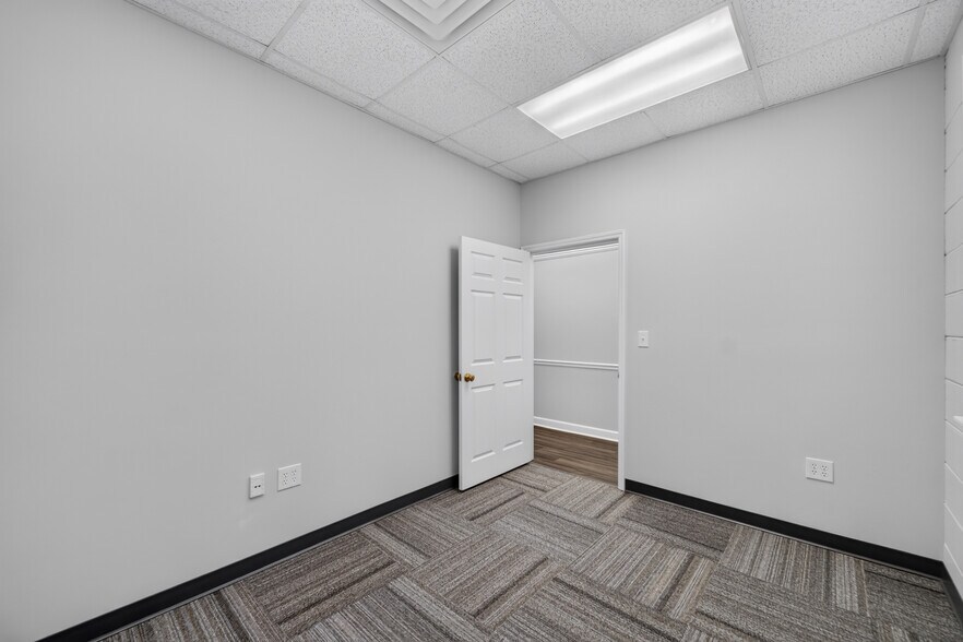 More Photos Of 514 Dabney Rd, Henderson Office For Lease