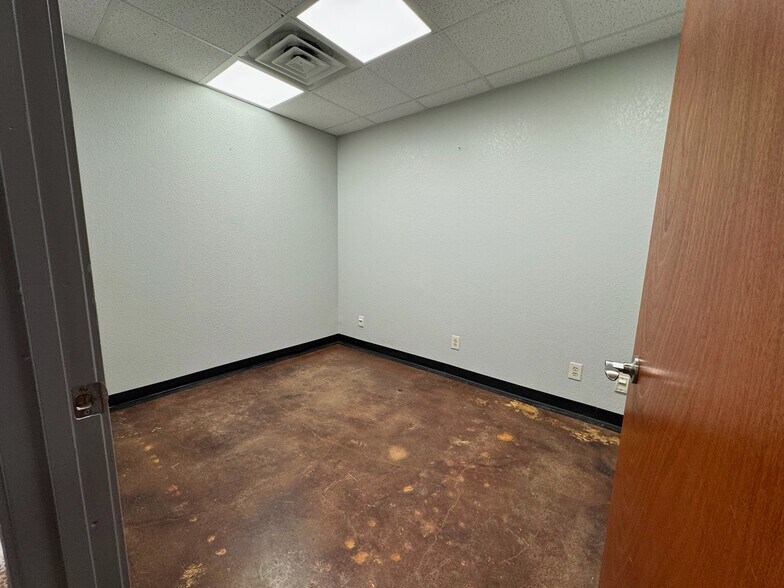More Photos Of 2303 S Danville Dr, Abilene Office For Lease