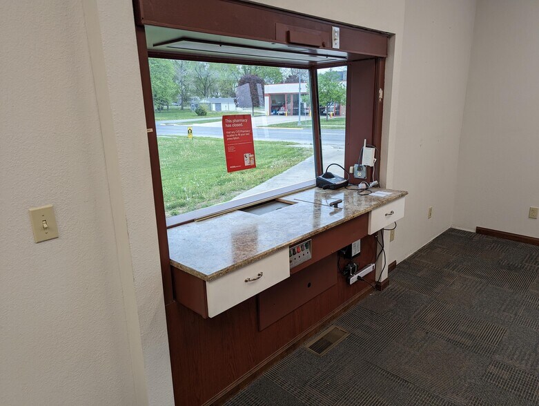 More Photos Of 452 W Arrow St, Marshall Restaurant For Lease