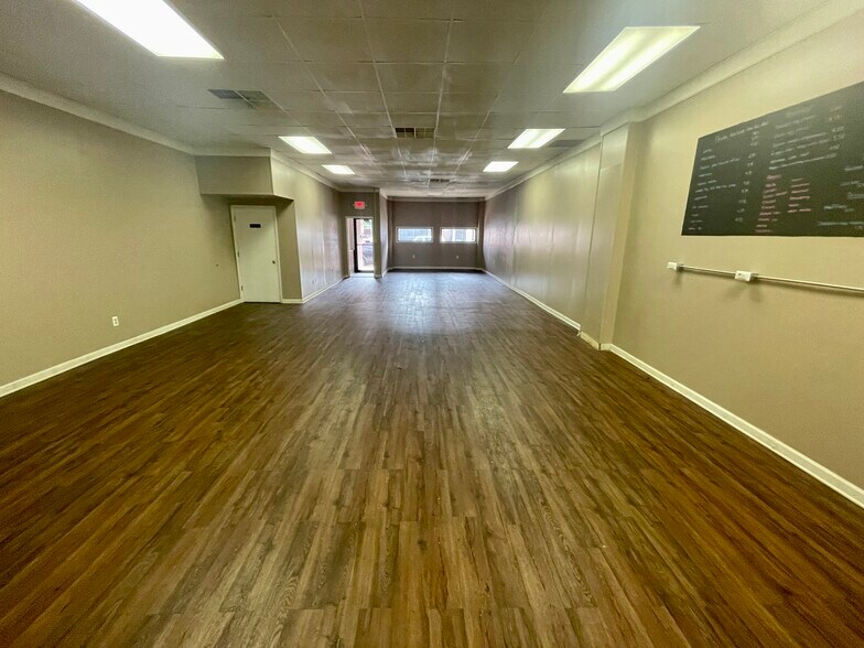 More Photos Of 718-720 Midland Ave, Midland Storefront Retail Office For Lease