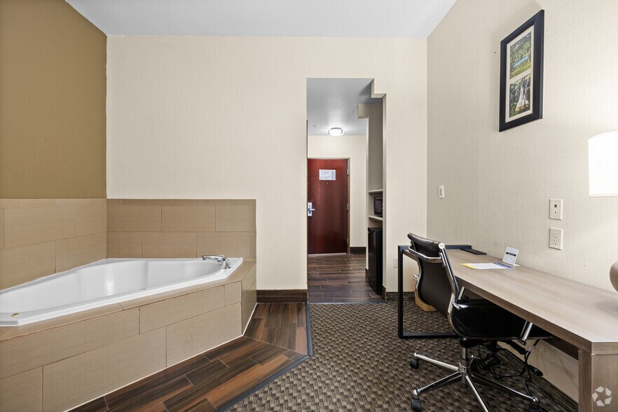 More Photos Of 215 Commerce Blvd, Midway Hotel For Sale