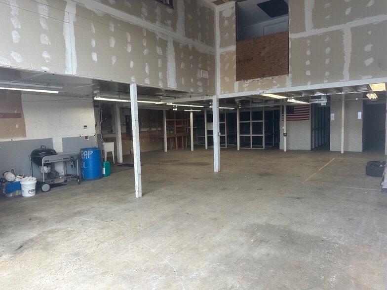 More Photos Of 50 S End Plz, New Milford Light Distribution For Sale