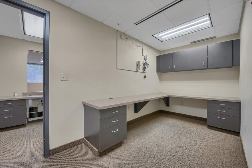 More Photos Of 21 Laurel Ave, Cornwall Medical For Lease