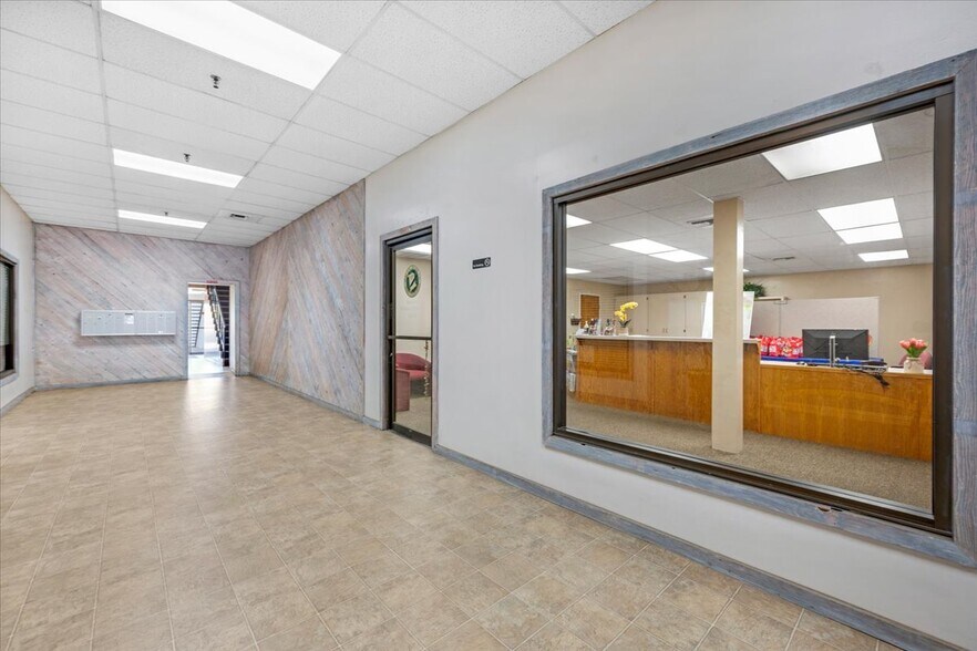 More Photos Of 339 W D St, Lemoore Storefront For Sale