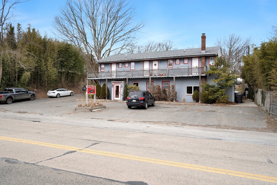 More Photos Of 87 North Rd, Hampton Bays Storefront Retail Residential For Lease