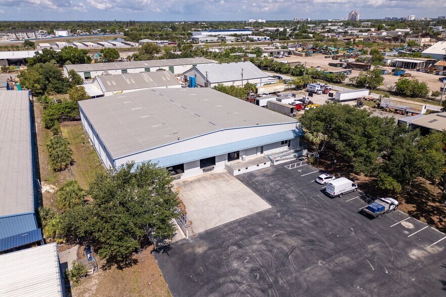 More Photos Of 3520 Old Metro Pky, Fort Myers Warehouse For Lease