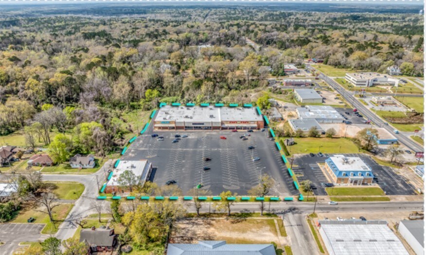 More Photos Of 204 S Elm St, Tuskegee General Retail For Lease