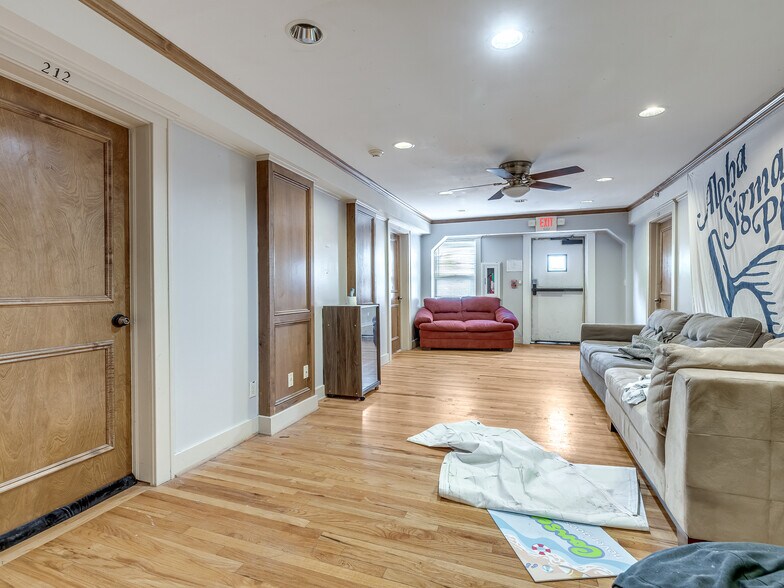 More Photos Of 702 S Lahoma Ave, Norman Dormitory For Sale