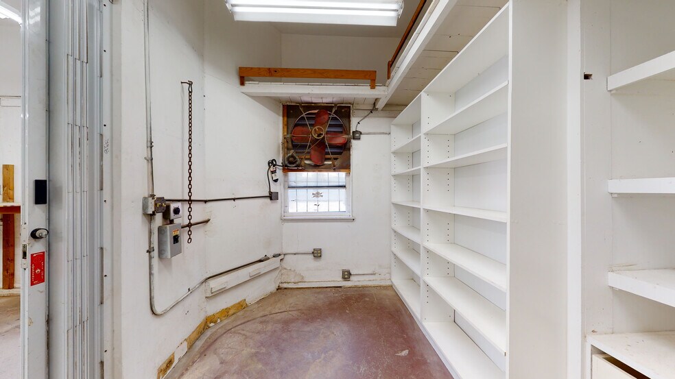 More Photos Of 13031 Montana Ave, Los Angeles Freestanding For Lease