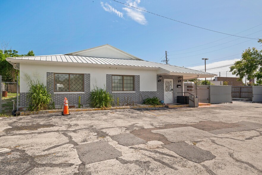 More Photos Of 4349 Louis Ave, Holiday Warehouse For Sale