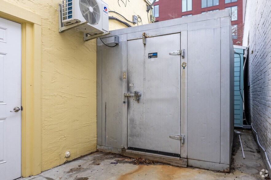 More Photos Of 223 S Main St, Gainesville Freestanding For Lease