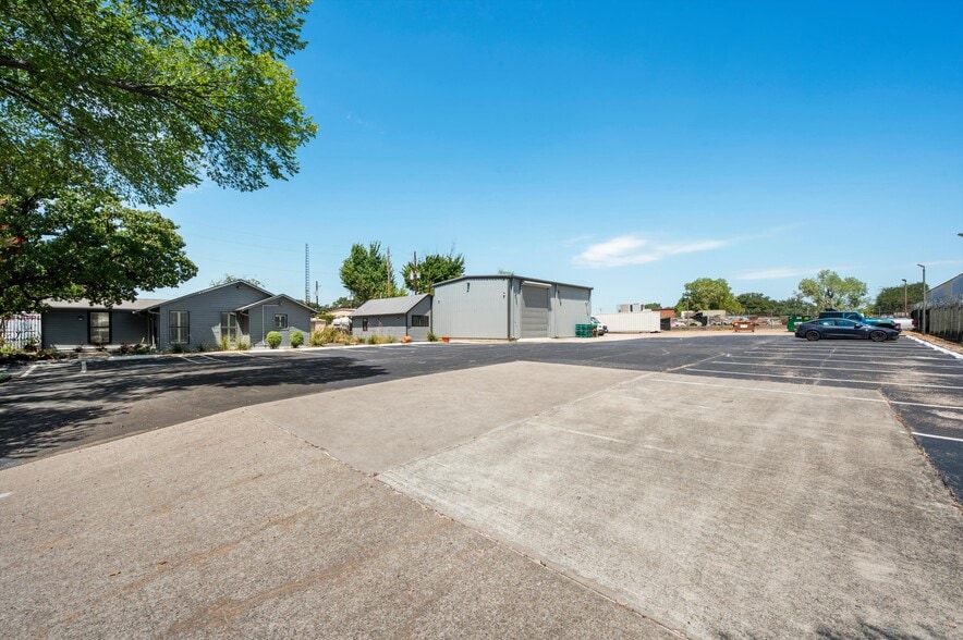 More Photos Of 2655 Myrtle Springs Ave, Dallas Light Manufacturing For Sale