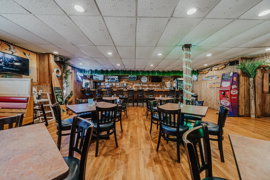 More Photos Of 706 S Washington St, Circleville Bar For Sale