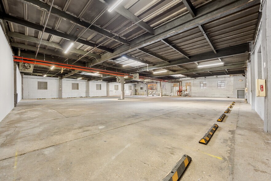 More Photos Of 1821 Steinway Pl, Astoria Warehouse For Lease