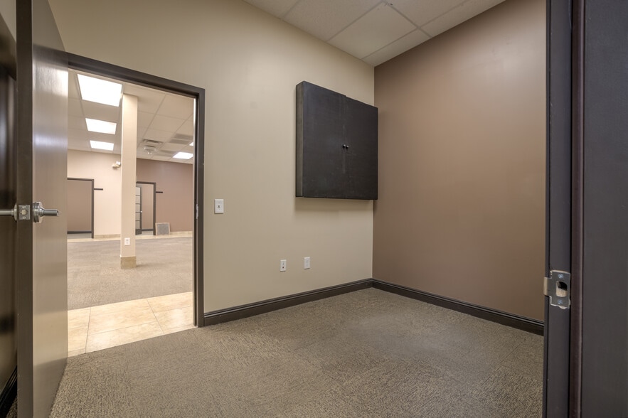 More Photos Of 3233 E Chandler Blvd, Phoenix Unknown For Lease