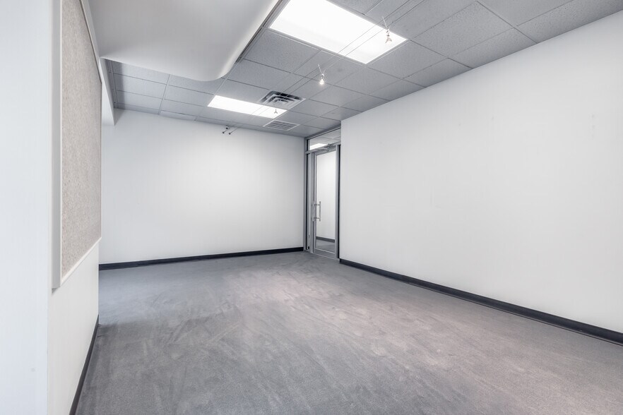 More Photos Of 15315 W Highway 71, Austin Showroom For Sale