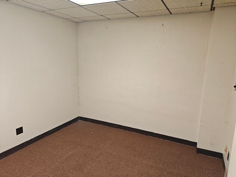More Photos Of 208 1st St, McCook Office For Sale