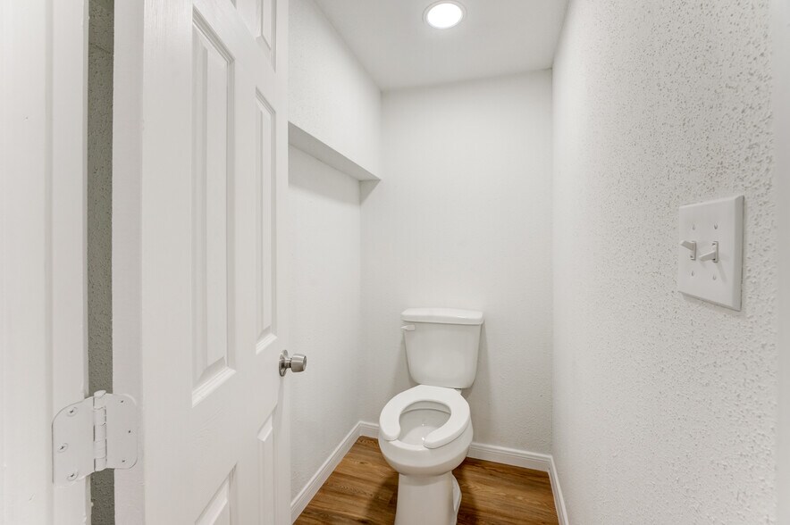 More Photos Of 10215 Papalote St, Houston Showroom For Lease