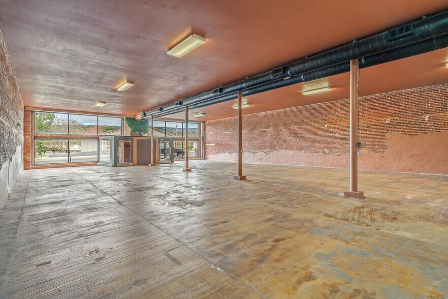 More Photos Of 824 Tennessee Ave, Etowah Storefront Retail Office For Sale