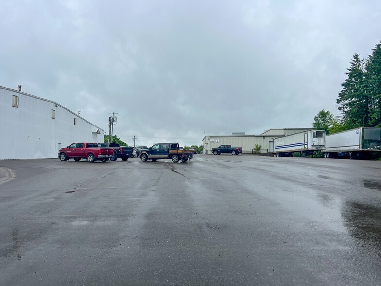 More Photos Of 1906 N Peach Ave, Marshfield Warehouse For Lease