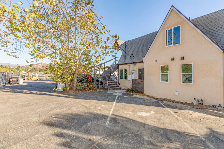 More Photos Of 9052-9058 Sunland Blvd, Sun Valley Office For Sale