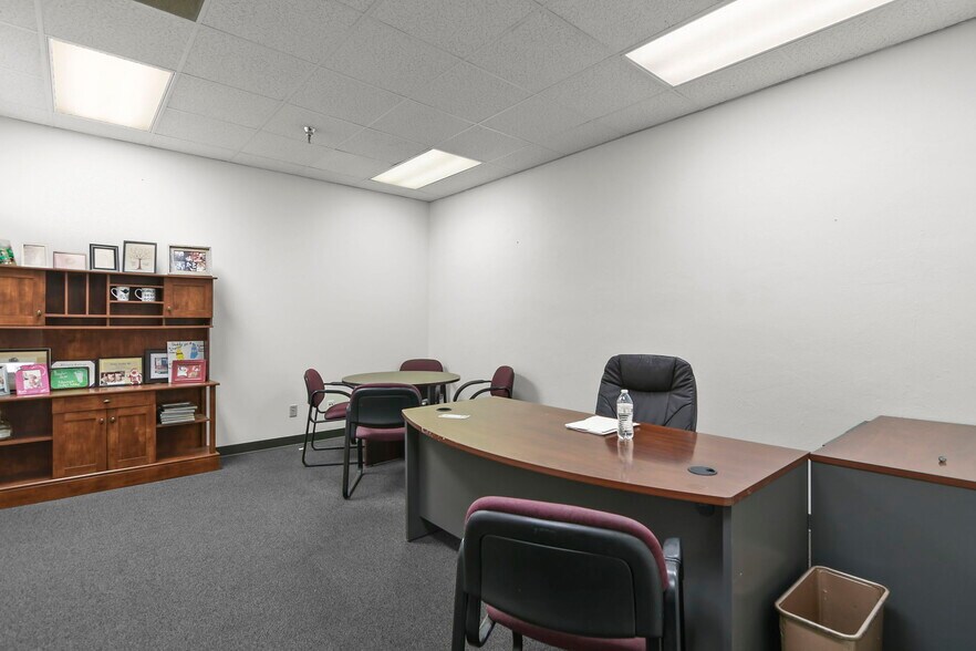 More Photos Of 206 S 6th St, Springfield Office For Sale