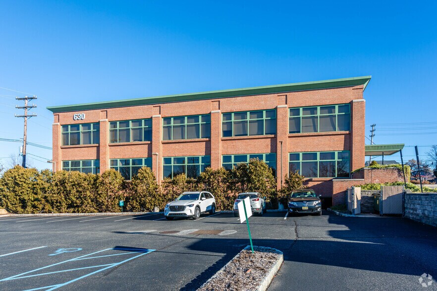More Photos Of 630 Broad St, Carlstadt Medical For Lease