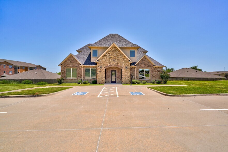 More Photos Of 1933 NW 142nd St, Oklahoma City Office For Sale