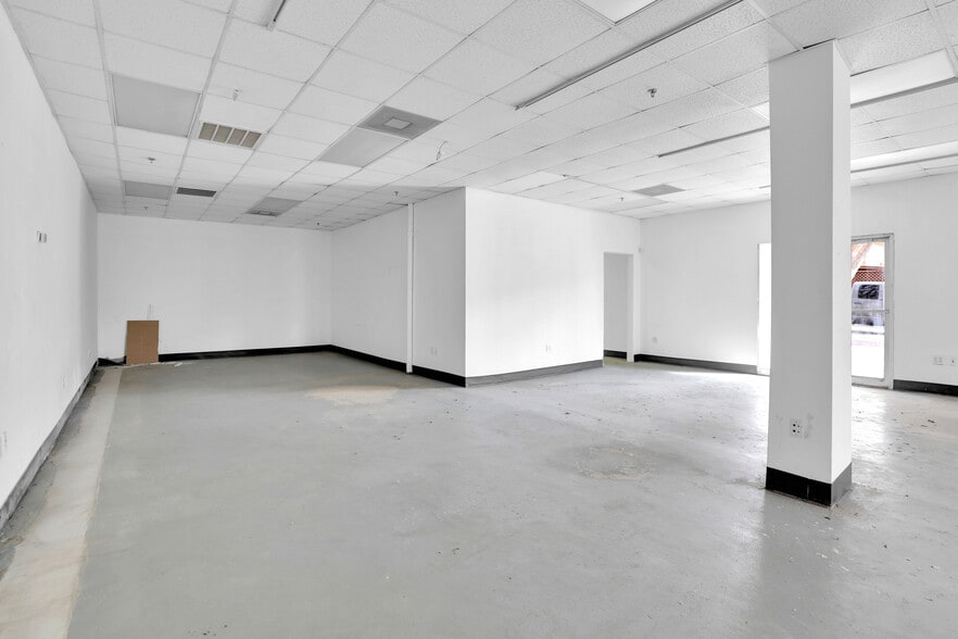 More Photos Of 150 W Main St, Lewisville Bar For Lease