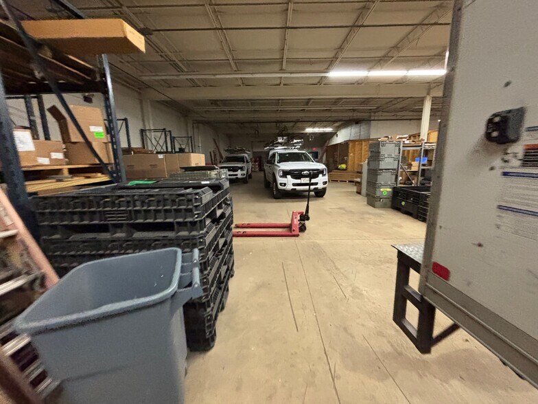 More Photos Of 4854-4864 S 10th St, Milwaukee Showroom For Lease