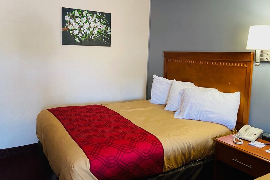 More Photos Of 439 Canada St, Lake George Hotel For Sale