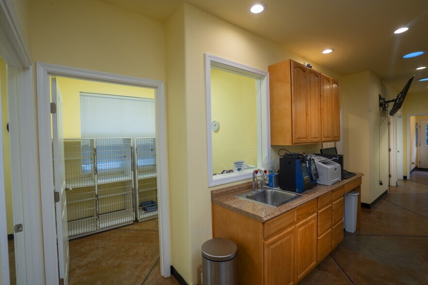 More Photos Of 660 N 7th Ave, Sequim Veterinarian Kennel For Sale