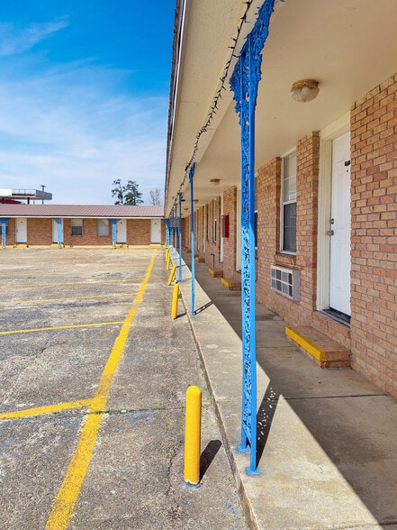 More Photos Of 1801 S 5th St, Leesville Hotel For Sale