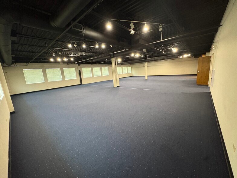 More Photos Of 450-480 E Roosevelt Rd, West Chicago Unknown For Lease