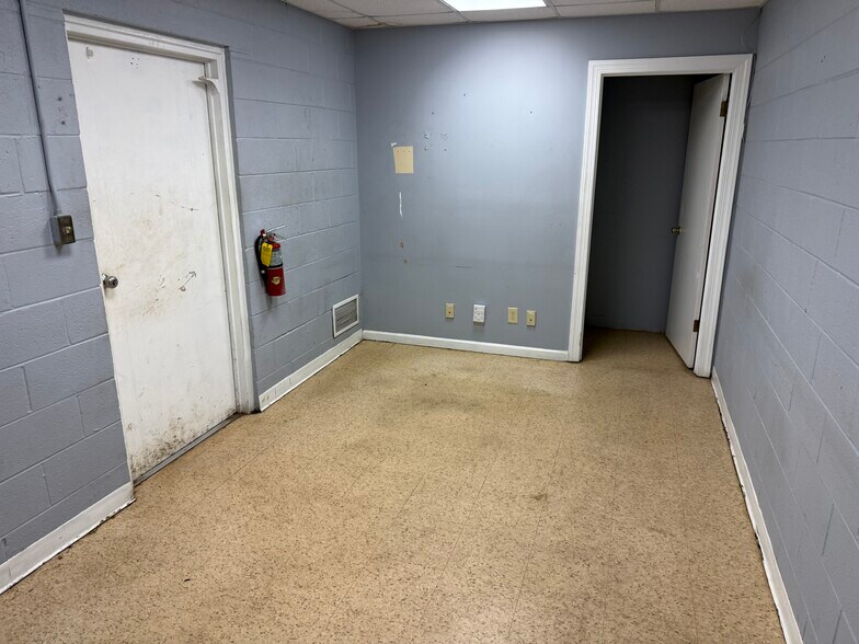 More Photos Of 900-920 W Fairfield Rd, High Point Warehouse For Lease