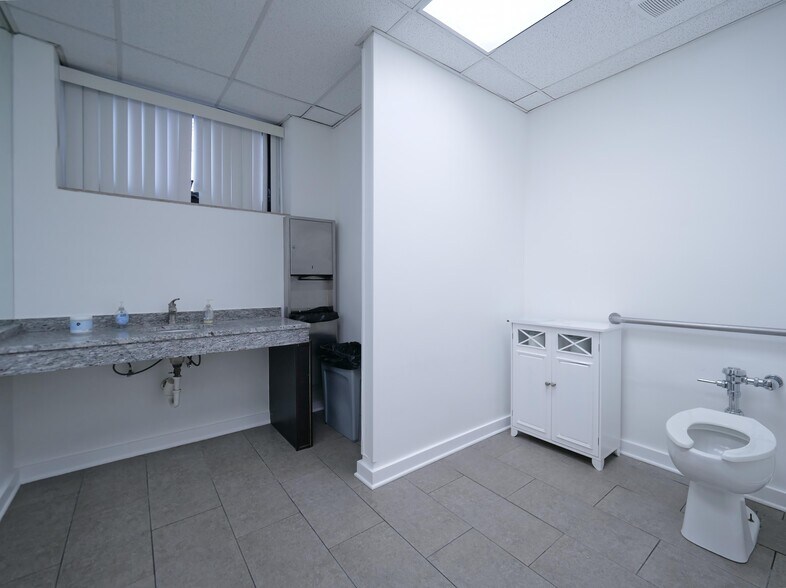 More Photos Of 7300 N Cicero Ave, Lincolnwood Loft Creative Space For Sale