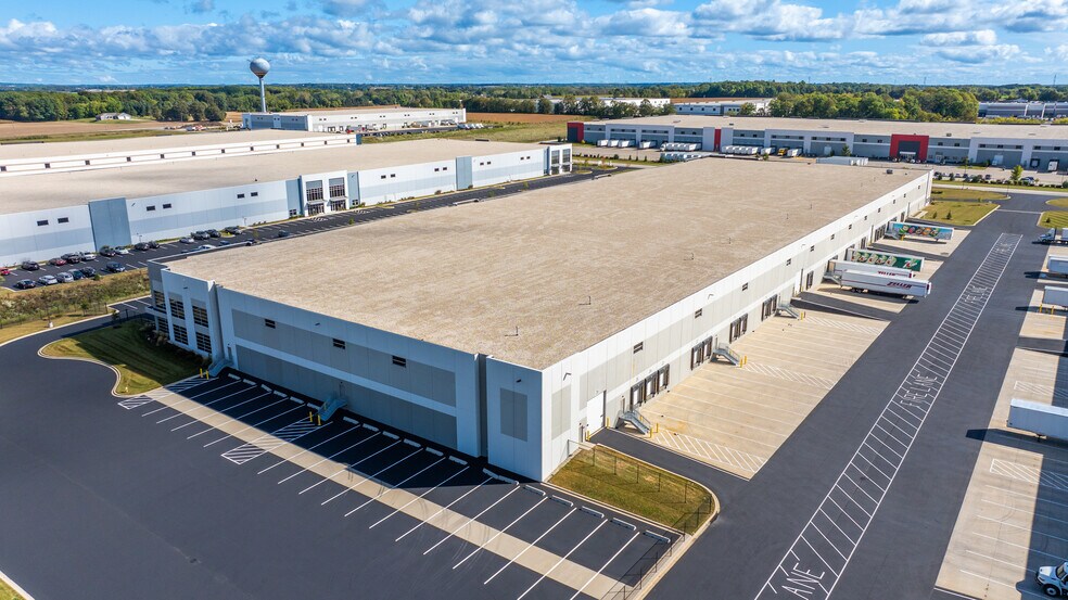 More Photos Of W210 N12855 Gateway Crossing, Richfield Warehouse For Lease