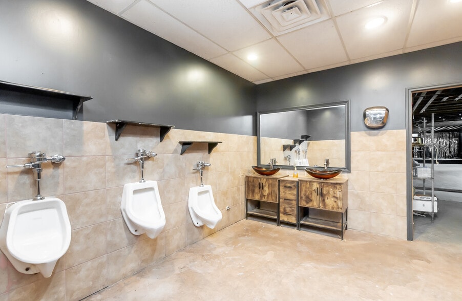 More Photos Of 1032 Story Ave, Louisville Bar For Lease