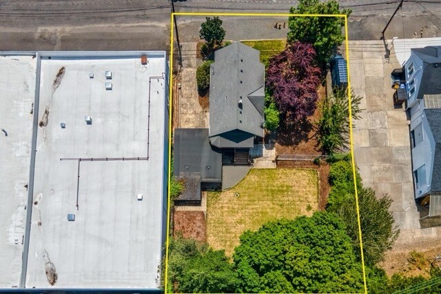 More Photos Of 2105 SE Ochoco St, Portland Office For Sale