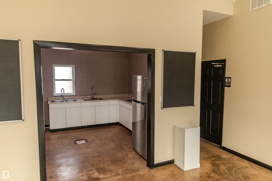 More Photos Of 1402 Bear St, Madison Specialty For Sale