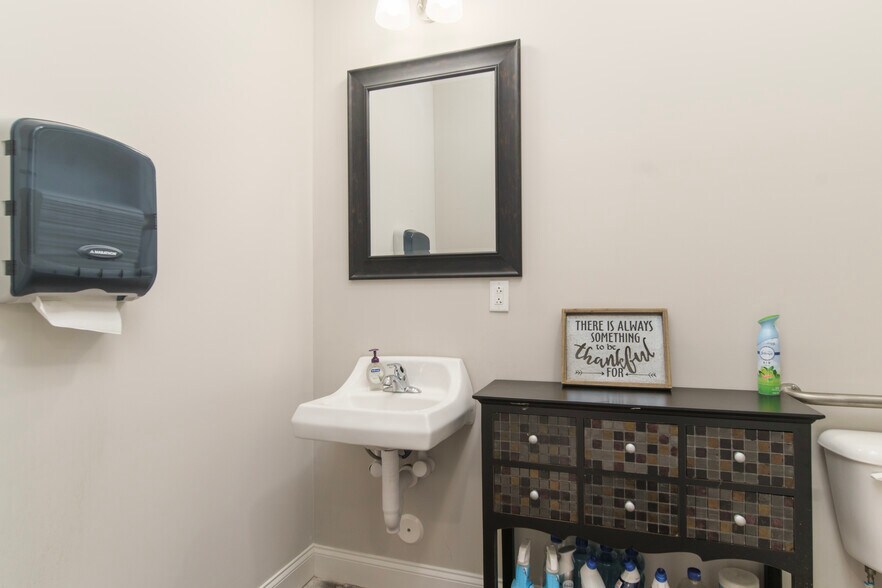 More Photos Of 3844 Clemmons Rd, Clemmons Medical For Lease