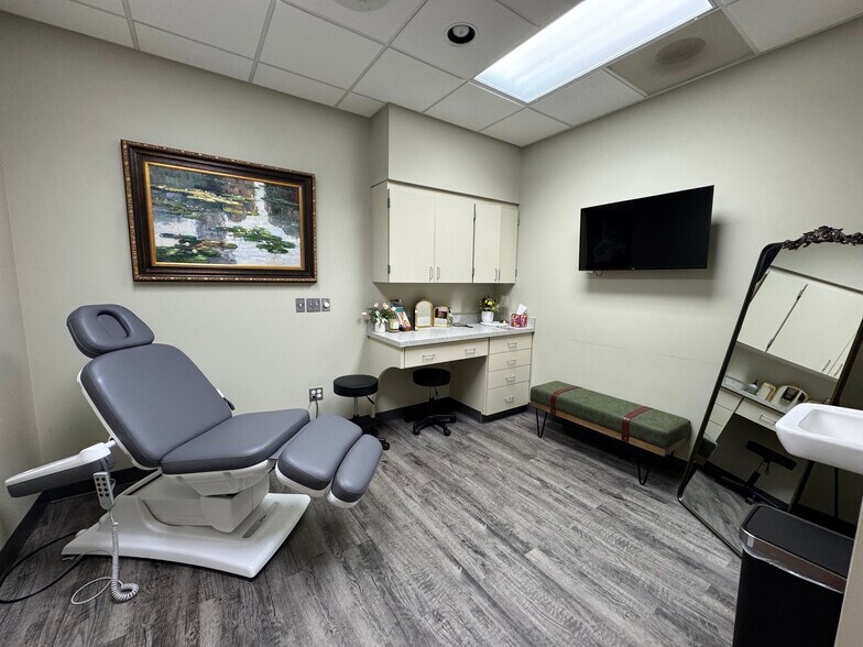 More Photos Of 3715-3733 N Business Dr, Fayetteville Medical For Lease