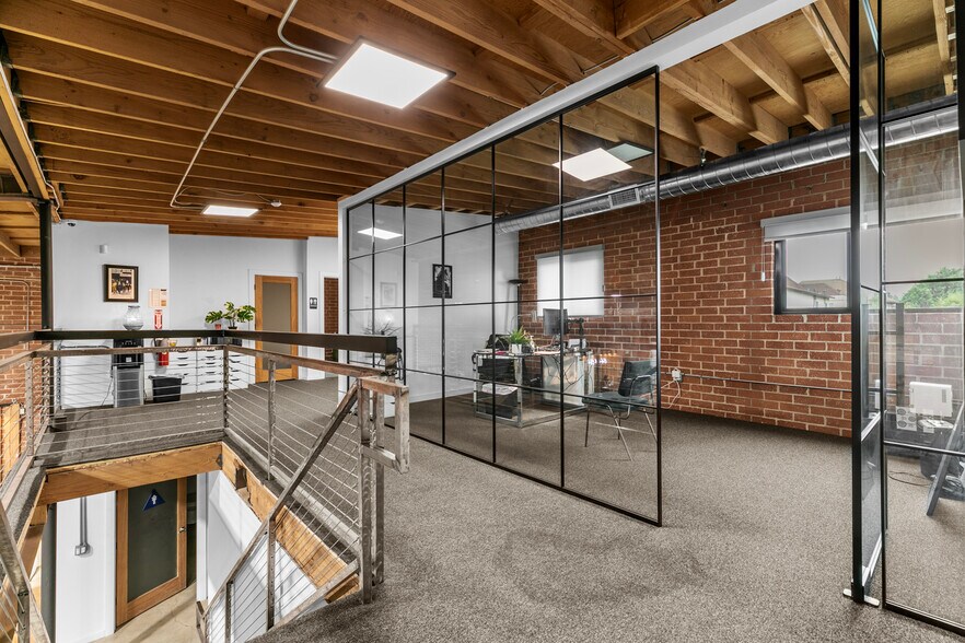 More Photos Of 1604 Venice Blvd, Los Angeles Showroom For Lease