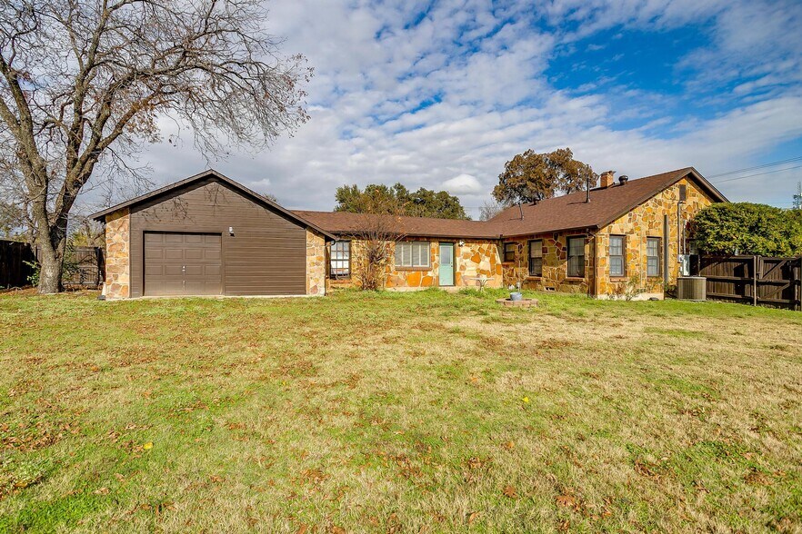 More Photos Of 113 N Tarrant St, Crowley Office For Sale