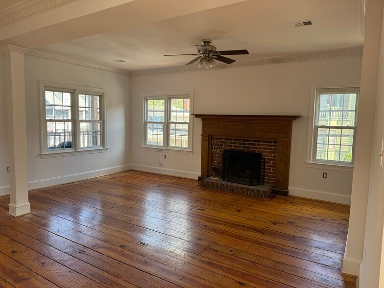 More Photos Of 199 Union St, Occoquan Storefront Retail Residential For Sale