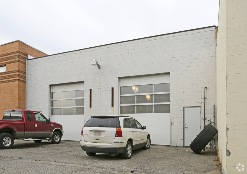More Photos Of 27 Skyline Cres NE, Calgary Warehouse For Sale