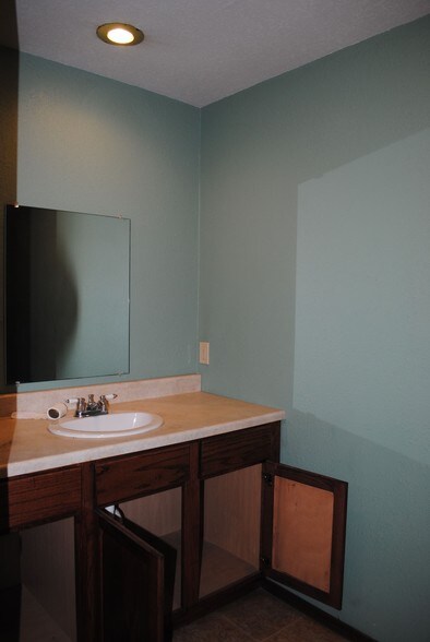 More Photos Of 223-227 S Main St, Wagoner Warehouse For Sale